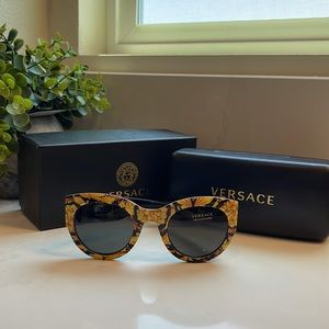 Never-worn Rare Versace Baroque sunglasses